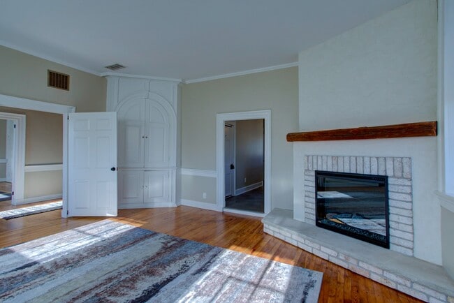 Building Photo - 796 Long Ln