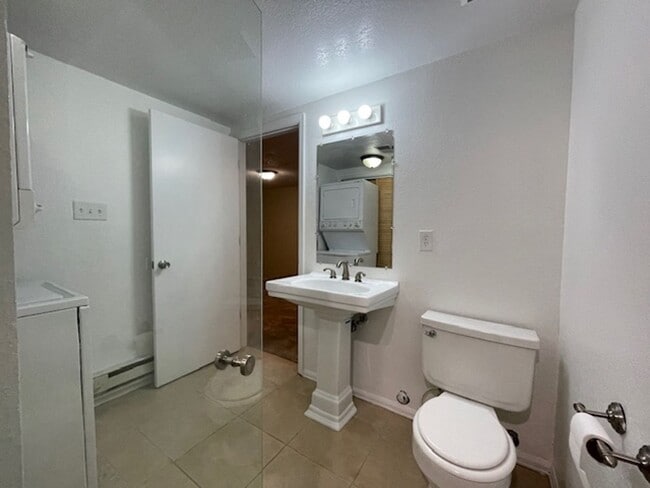 Building Photo - House For Lease