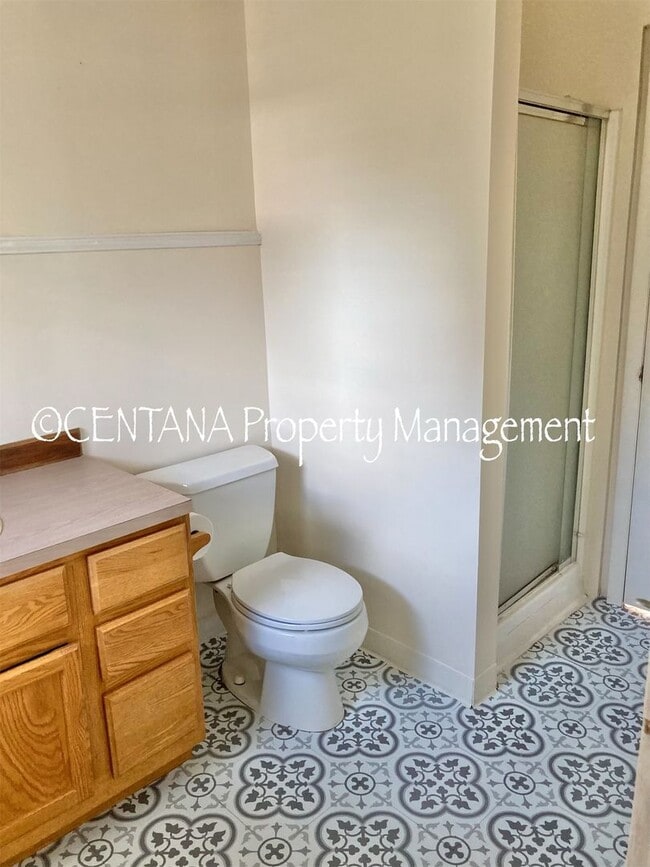 Building Photo - Large home with a huge yard on the West si...