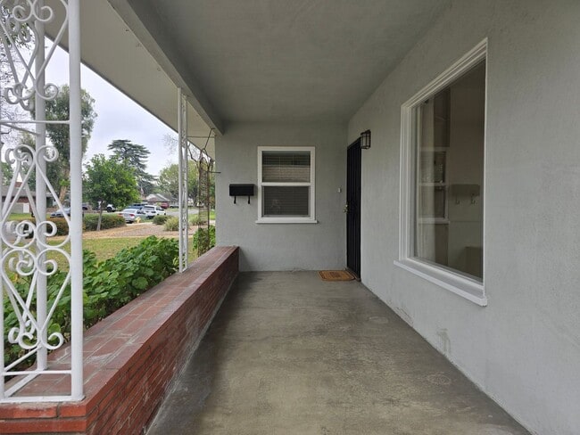 Building Photo - Charming Single Story Home