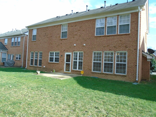 Building Photo - 4 bed, 2.5 bath w/ 2 car garage close to p...
