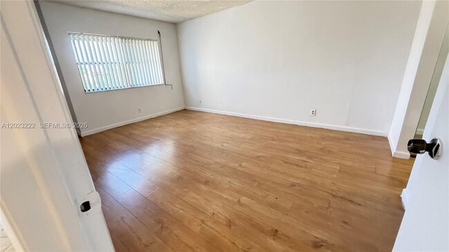 Building Photo - 240 Lakeview Dr