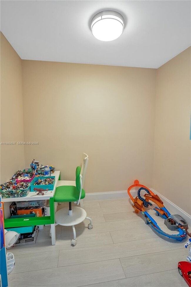 Building Photo - 2421 NE 10th St