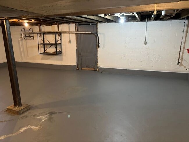 Building Photo - 3 Bedroom, 1 Bath Single Family Home - Sec...