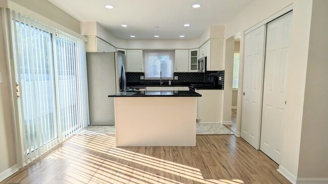 Building Photo - 650 Shining Water Dr