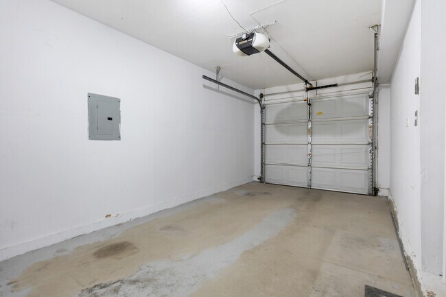 Building Photo - 122 Creston Cir