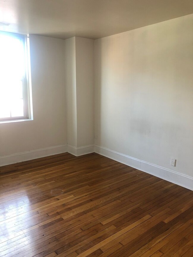 Building Photo - ONE BEDROOM RITTENHOUSE APARTMENT - FREE W...