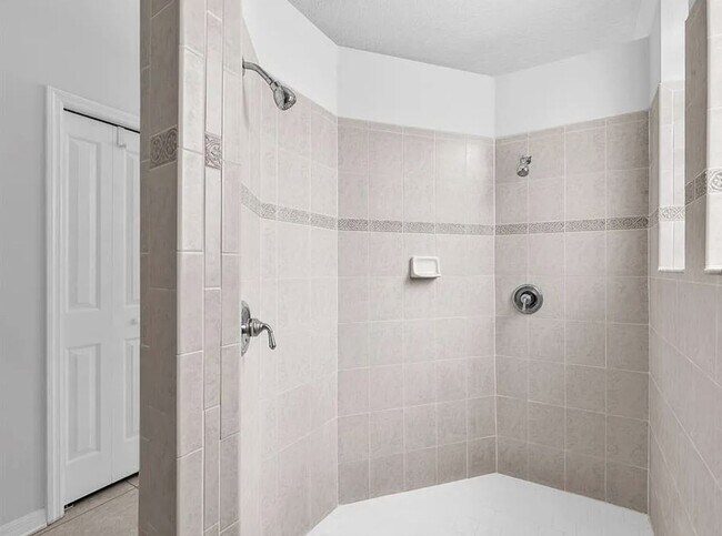 Building Photo - 5/3.5 Pool Home, Cul-de-Sac, large militar...