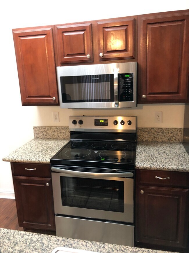 Building Photo - Beautiful one bedroom first floor condo!