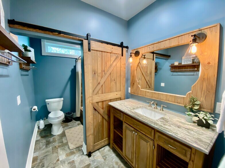 Building Photo - 424 Lake Mirror Dr