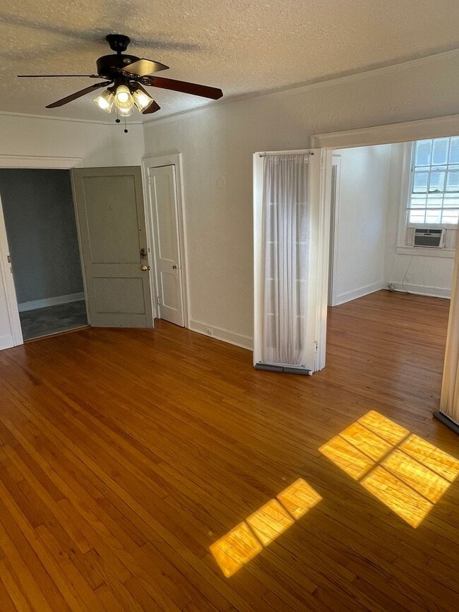 Building Photo - 1BD/1BA Corner Unit ON Napoleon Ave