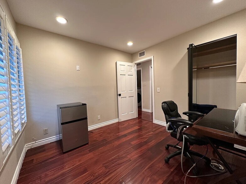 Building Photo - 11 Deerwood E