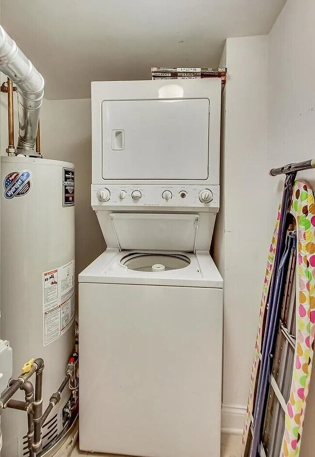 Building Photo - Comfortable Living in a Desirable Area