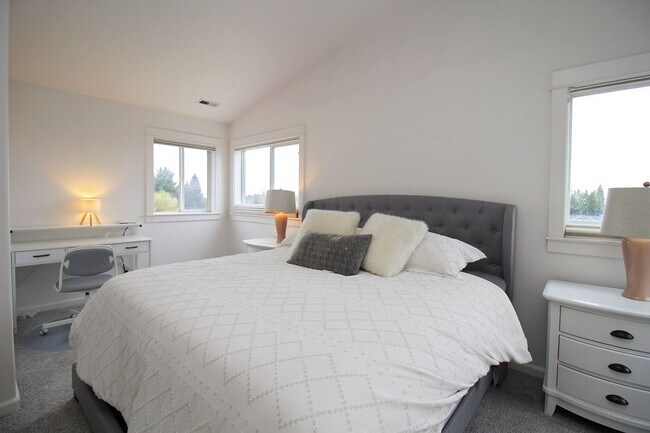 Building Photo - Delightful Newer Construction 3 Bed/2.5 Bath Home in Tranquil Beaverton Neighborhood