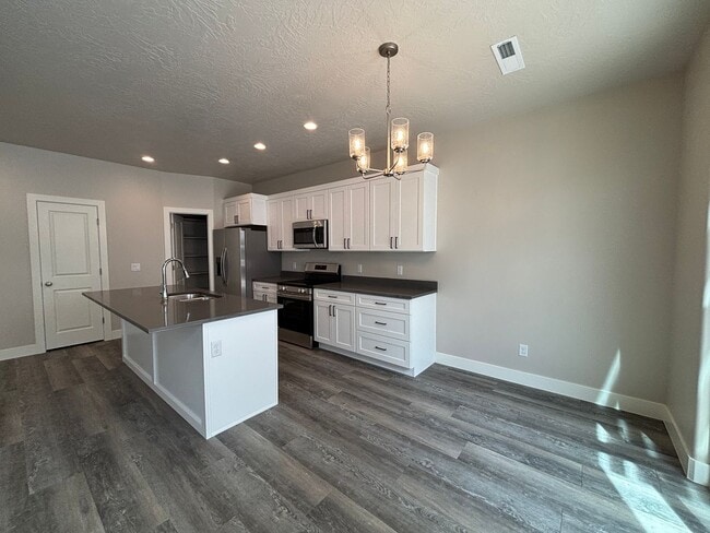 Building Photo - MOVE IN SPECIAL - DECEMBER RENT FREE!