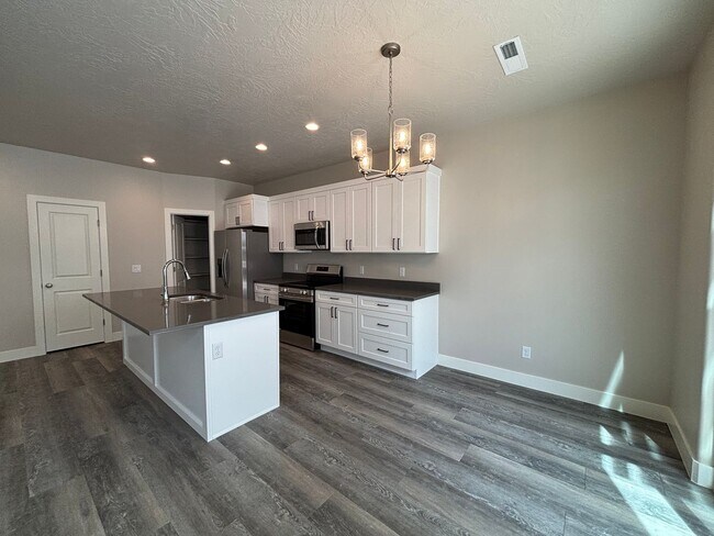 Building Photo - SANDHOLLOW TOWNHOME FOR RENT!