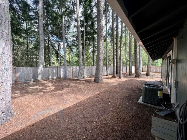 Building Photo - 7120 Sierra Dr SE