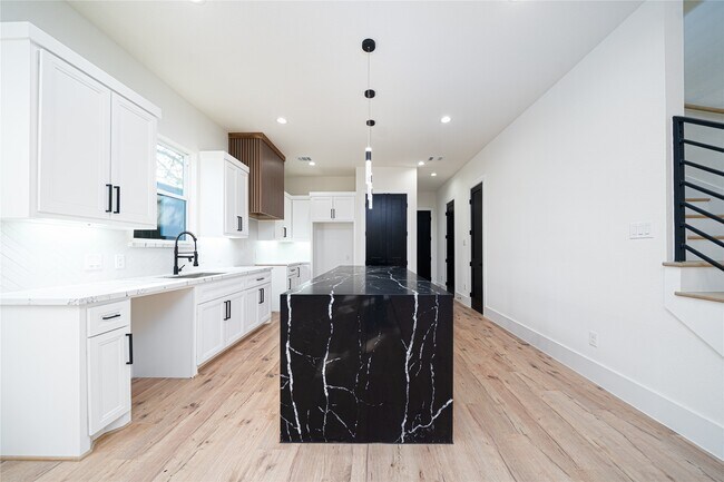 Building Photo - 2429 Parker Rd