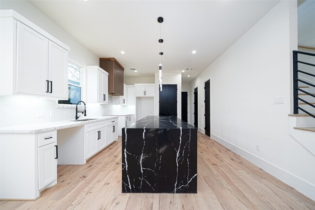 Building Photo - 2503 Parker Rd