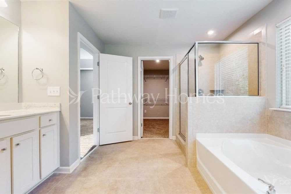 Building Photo - 3950 Lake Manor Way