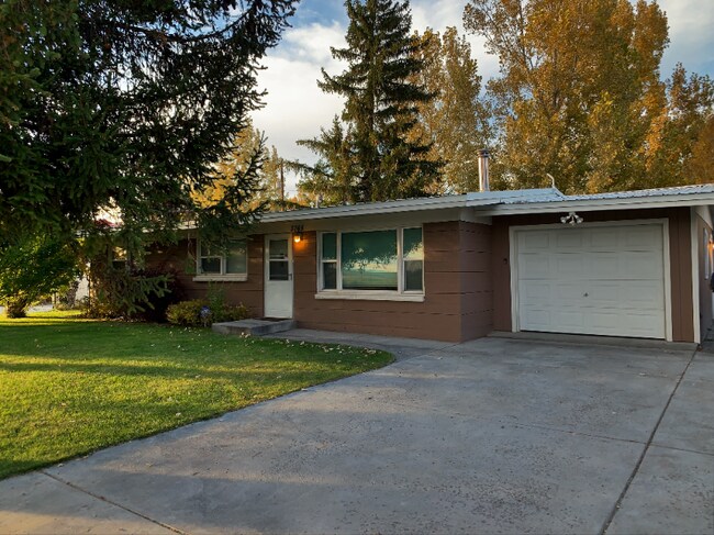 Building Photo - 3765 E Sunnyside Rd
