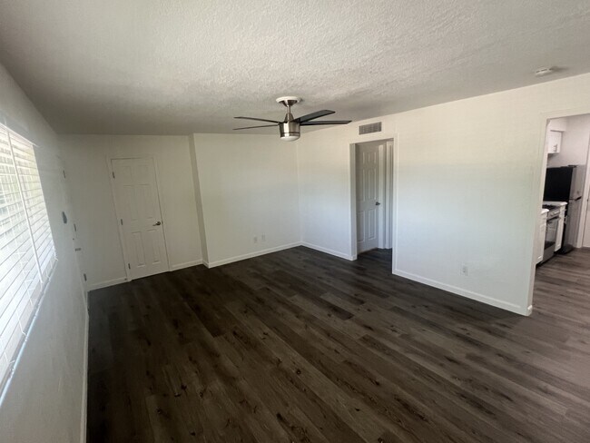 Building Photo - 1325 N 48th St
