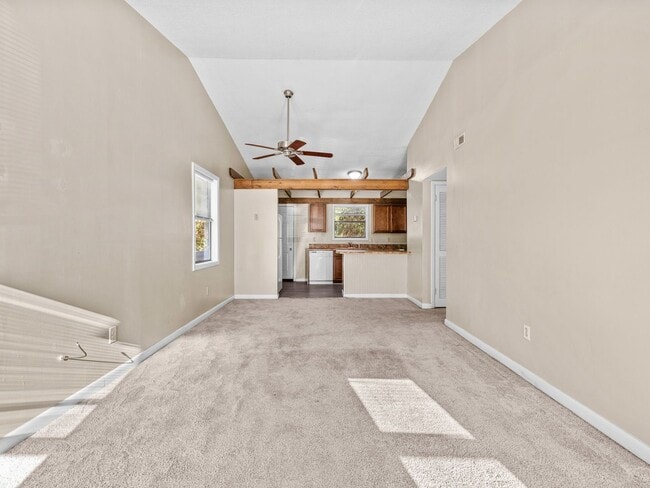 Building Photo - Townhome Beauty!