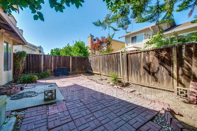 Building Photo - 1999 Garden Bing Cir