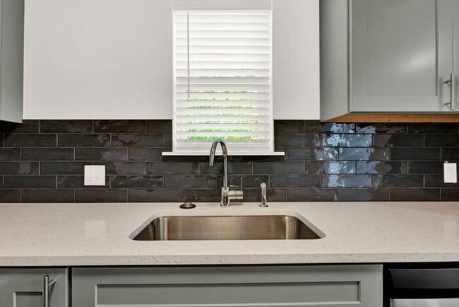 Building Photo - Charming 2 Bed / 1 Bath Home – Convenient ...