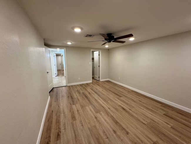 Building Photo - 4 bedroom basement home North Mesa