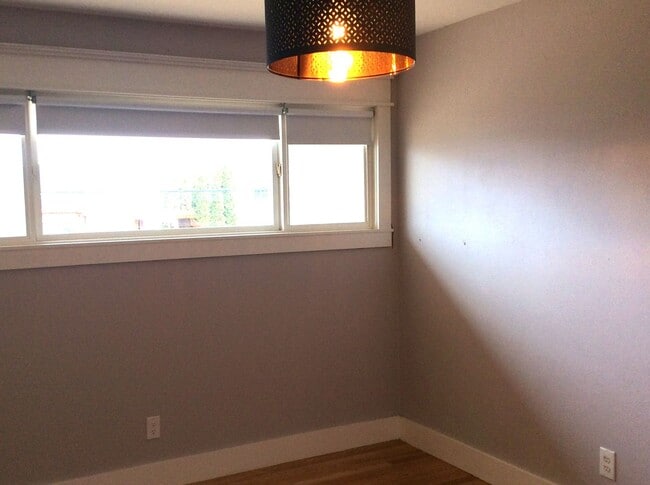 Building Photo - Browns Point Beauty! Spacious 2BDRM/1.75 BATH Home with Partial View of the Sound!