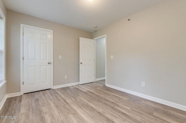 Building Photo - 2 Bdrm / 2.5 Bath, North JC - Minutes to ETSU, VA, JC Med Center