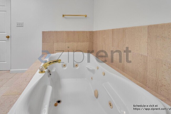 Building Photo - 609 Cambridge St