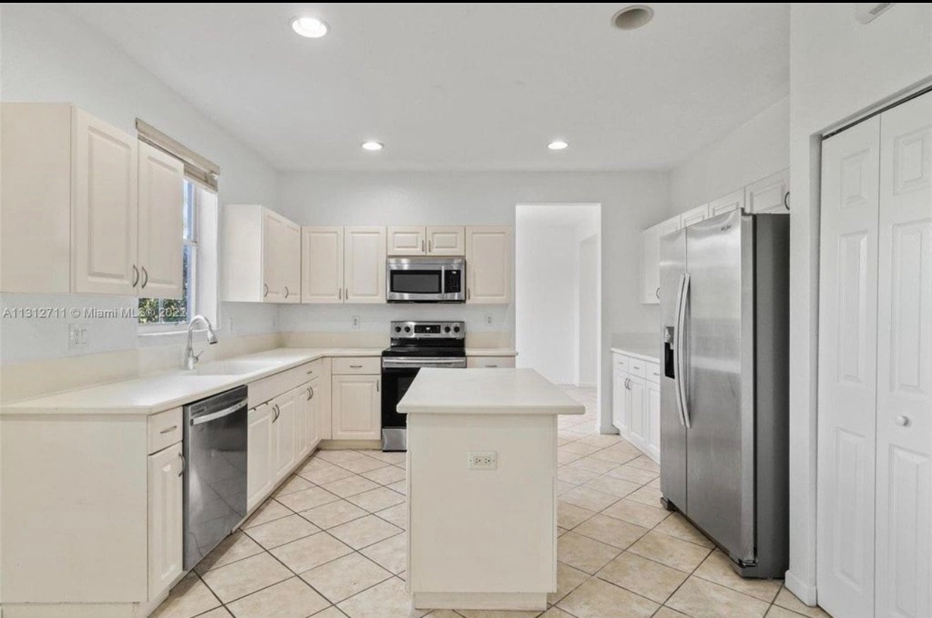 Building Photo - 736 Tulip Cir