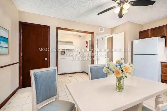 Building Photo - Cozy Townhome with Private Patio by Lake T...