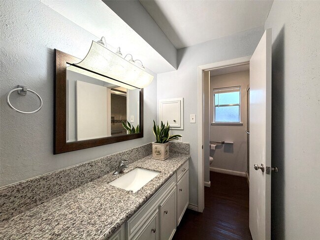 Building Photo - 1806 Airline Dr