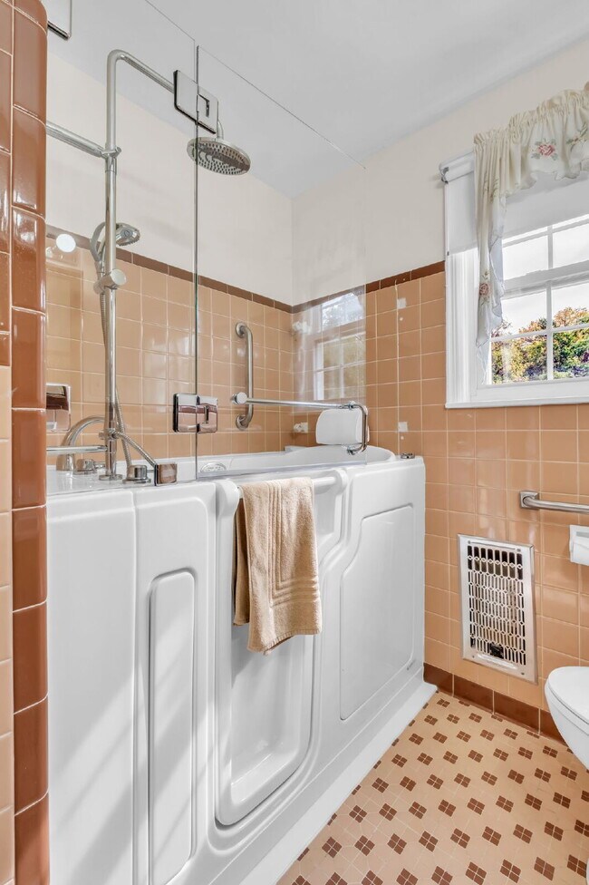 Building Photo - 3 Bedroom/ 2 Bathroom in Rosebank!