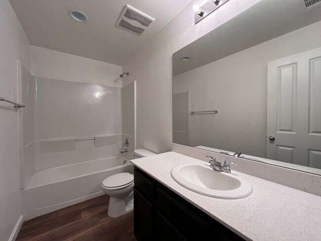 Building Photo - Luxurious 4 bedroom 3 bath family home in ...