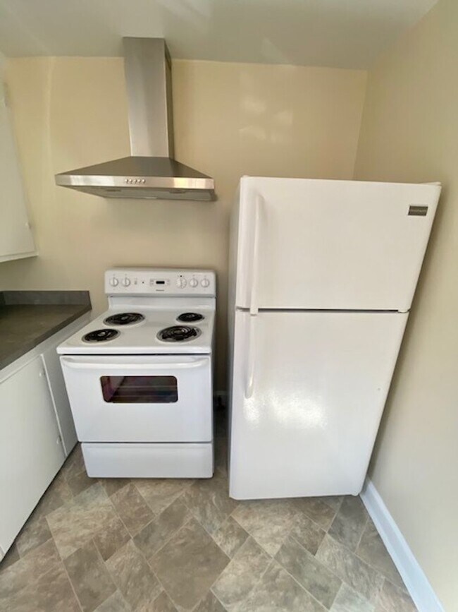 Building Photo - Cozy & Convenient 2 Bed, 1 Bath Home