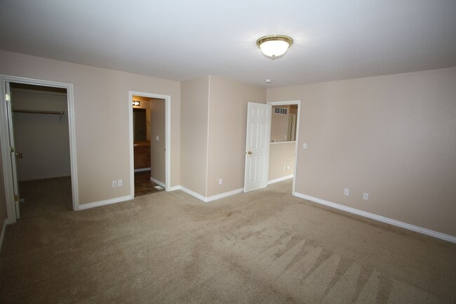 Building Photo - 3 Bedroom Condo!