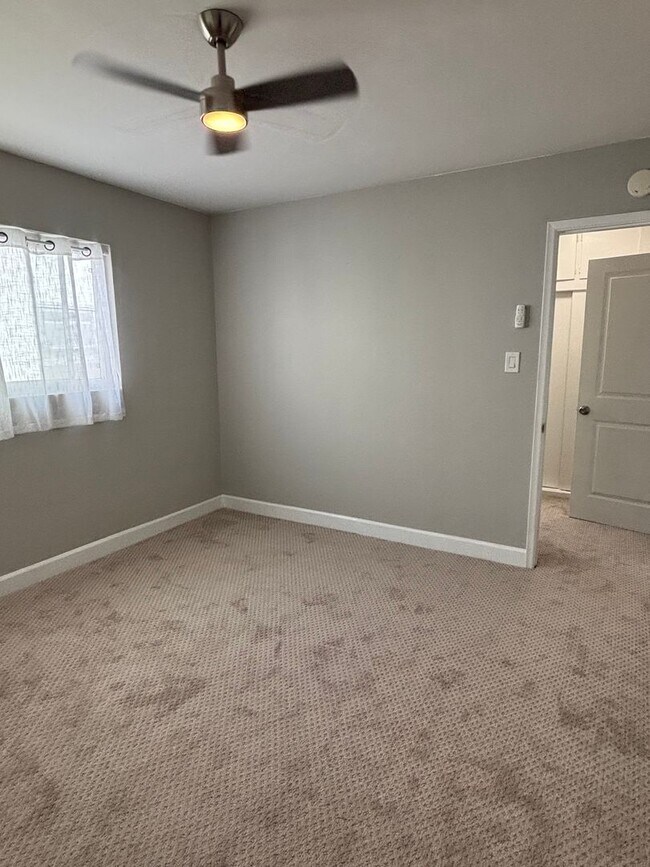 Building Photo - 1 Bedroom available now!