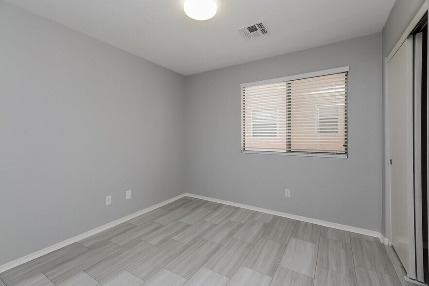 Building Photo - 13748 W Keim Dr