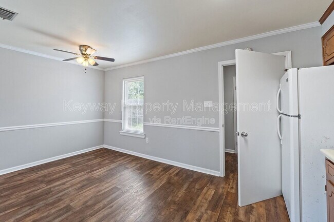 Building Photo - 3933 Miramar Dr Ext