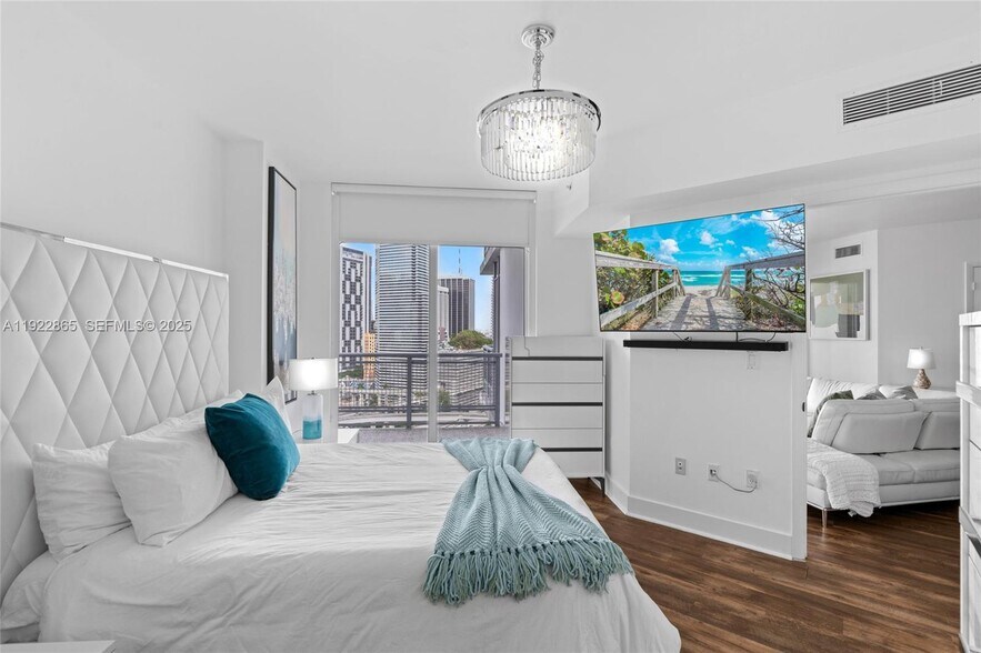 Building Photo - 350 S Miami Ave