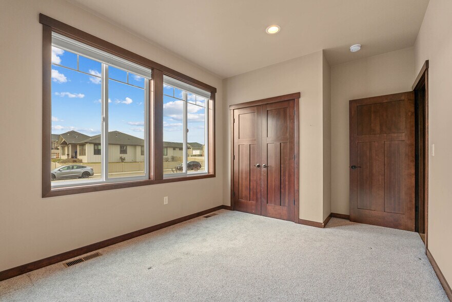 Building Photo - 755 S Perry Ave