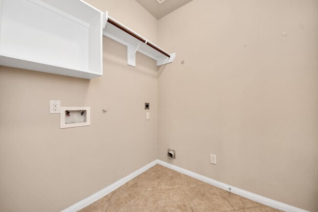 Building Photo - 3115 Lake Dr