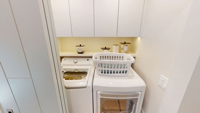 Building Photo - Elevated Living Fully Furnished