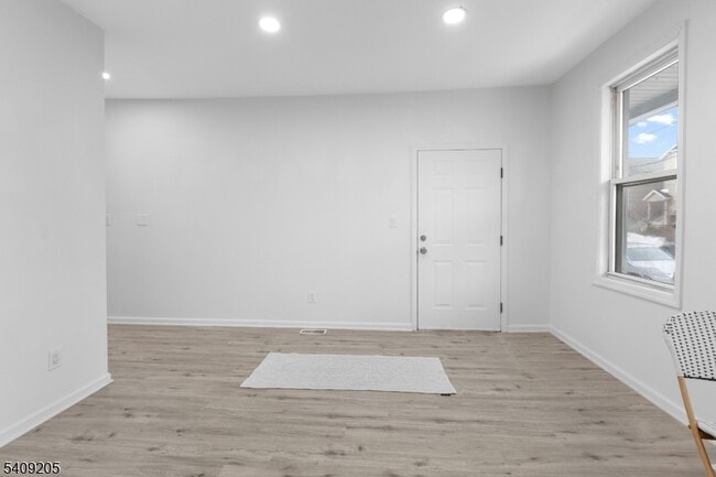 Building Photo - 223 Pine St