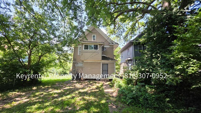 Building Photo - Welcome Home to This Bright & Inviting 4 Bed, 2 Bath