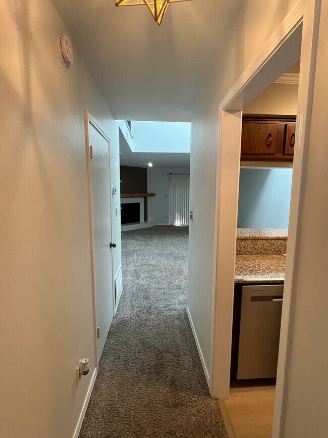 Building Photo - Beautiful Northeast Townhome!